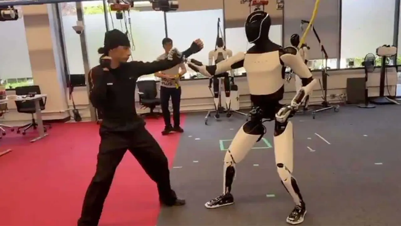 Robot Tesla Optimus practicando artes marciales