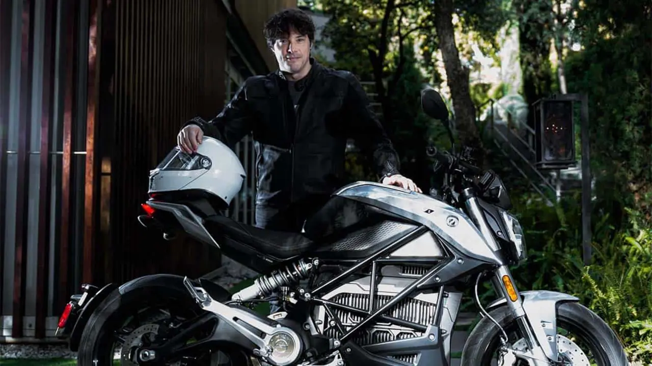 Chef Jordi Cruz con su moto el&eacute;ctrica Zero S