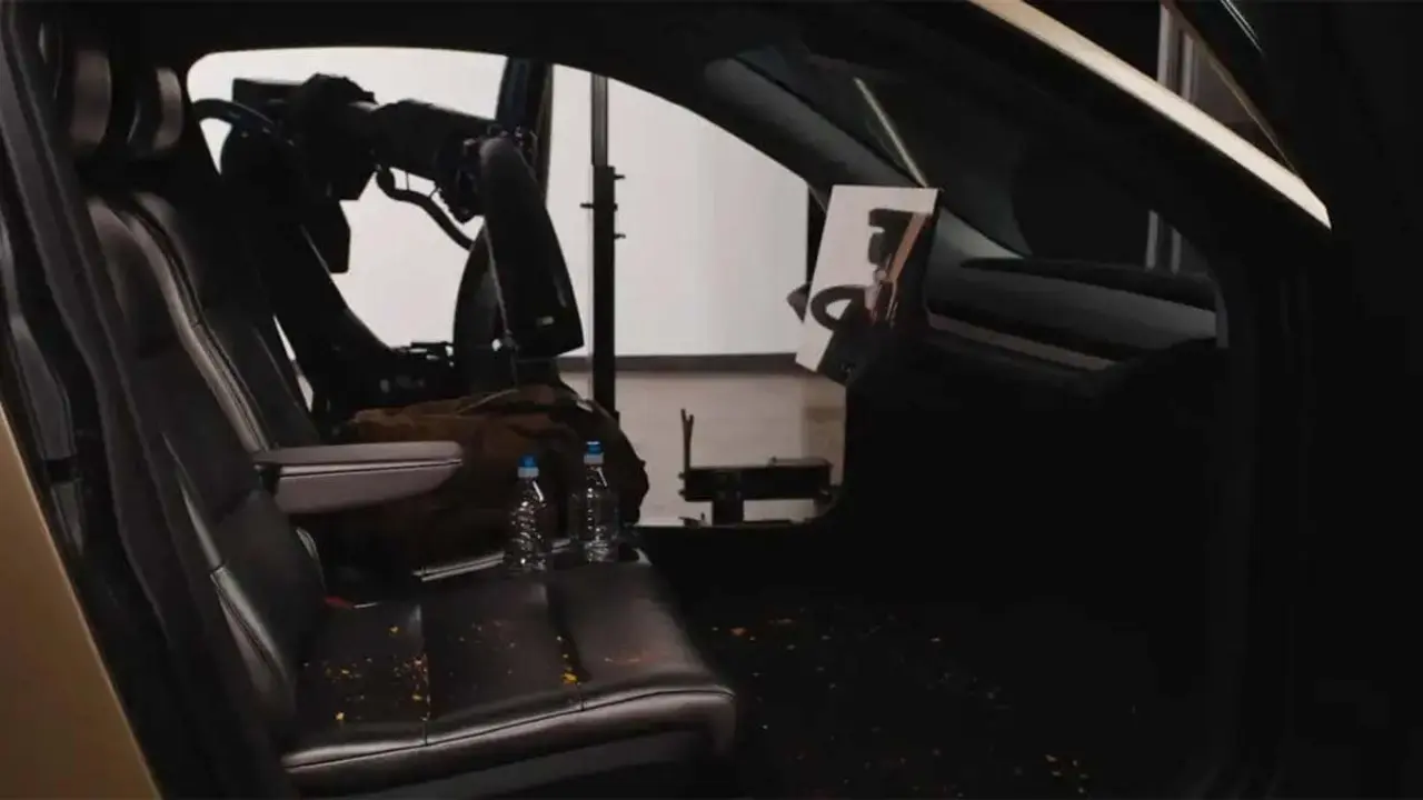 Sistema de limpieza autom&aacute;tico de los robotaxis de Tesla