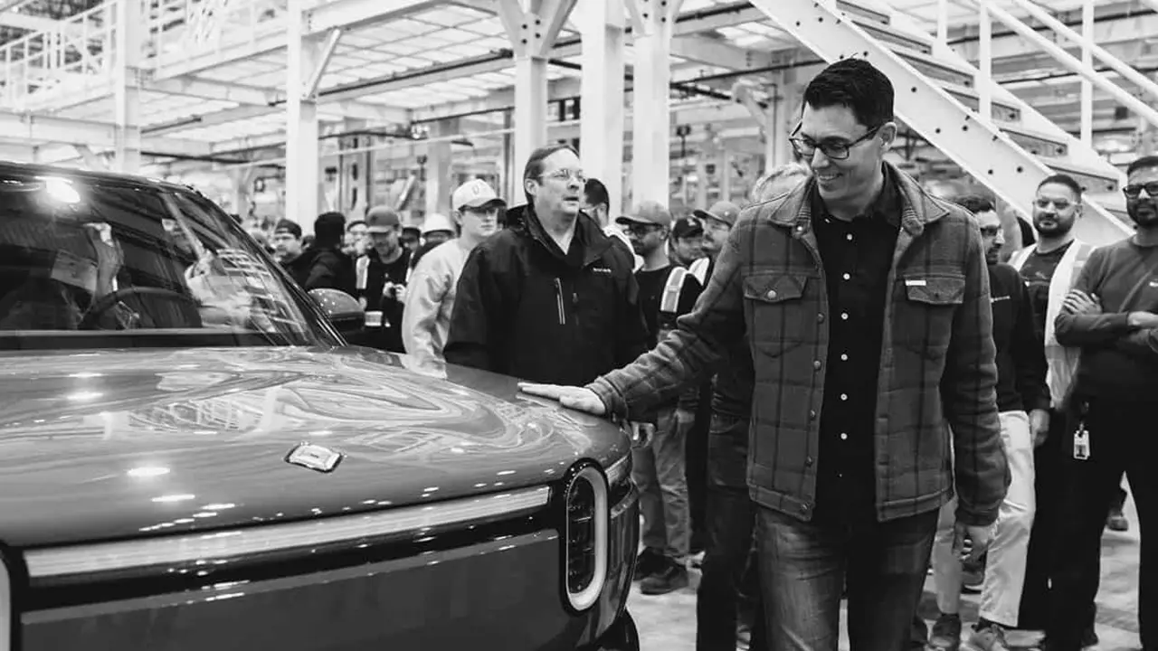 Rivian R2 - linea producci&oacute;n