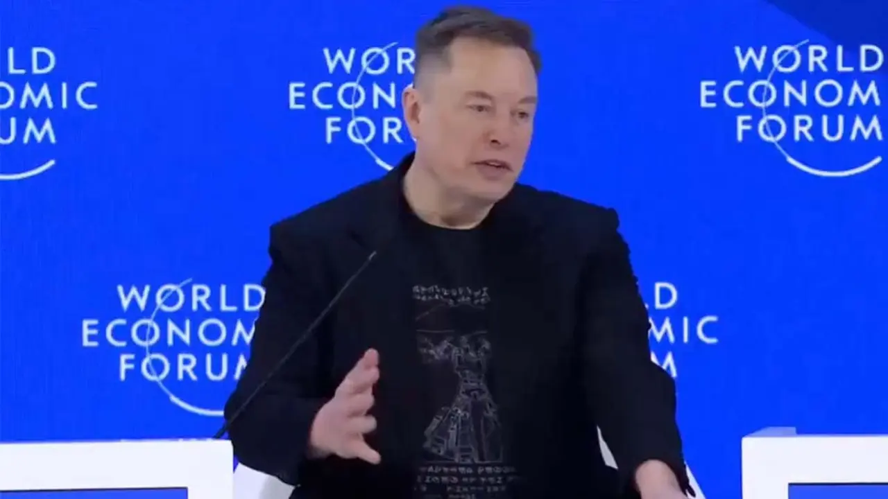 Elon Musk hablando sobre el FSD en el World Economic Forum