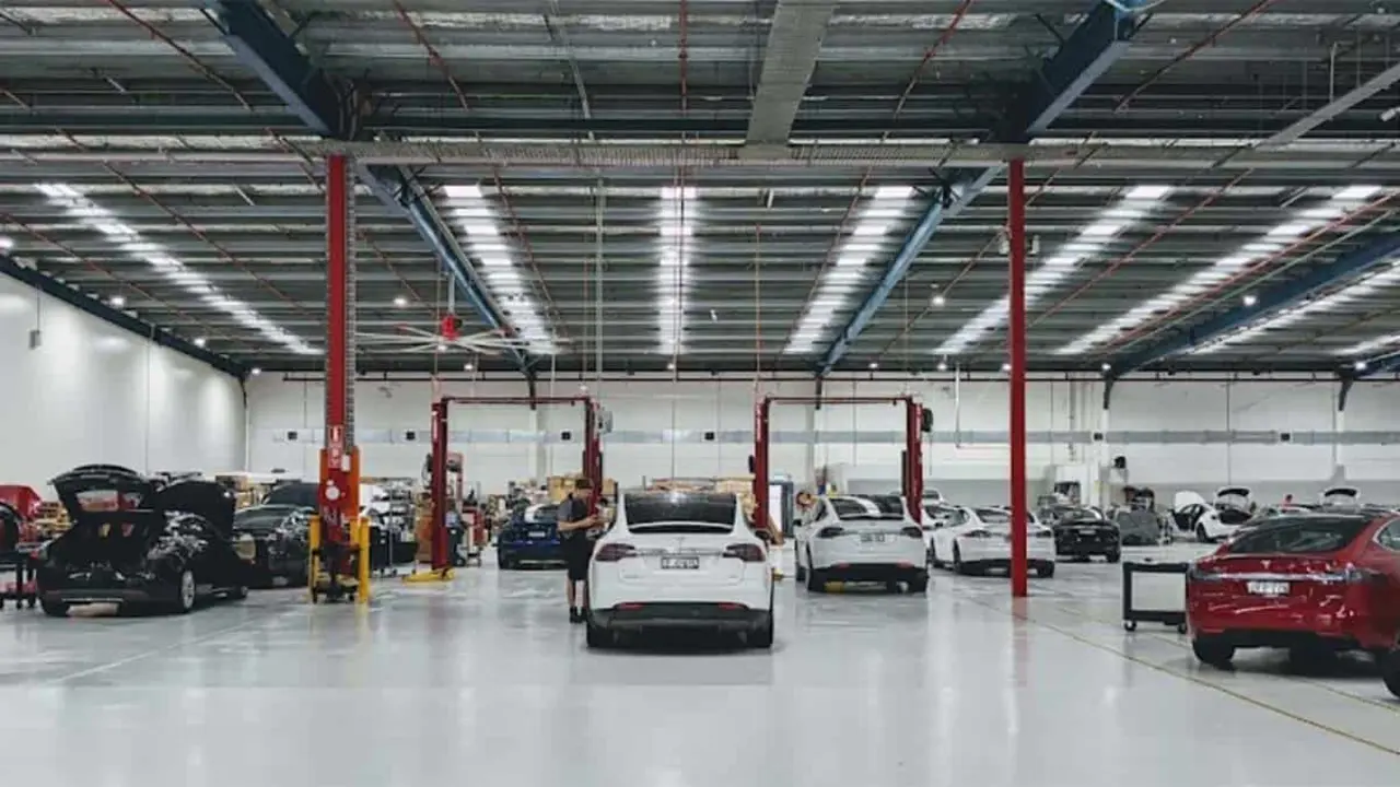 Espacio amplio para la reparaci&oacute;n de autos el&eacute;ctricos con zonas de carga y oficina.