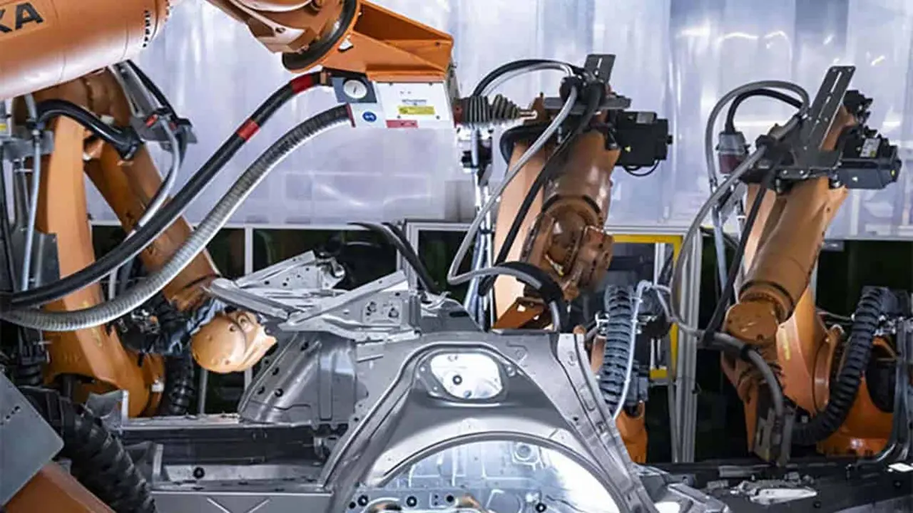 Avances en robotizaci&oacute;n para la fabricaci&oacute;n de veh&iacute;culos el&eacute;ctricos.