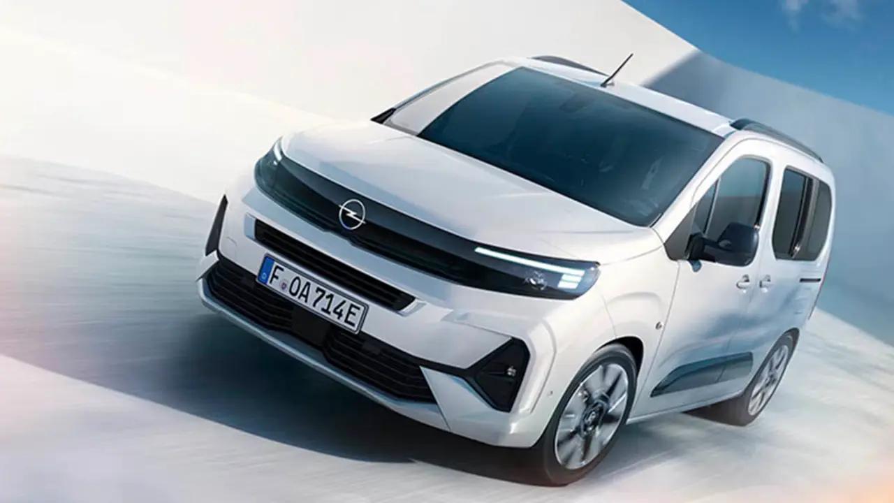 El coche eléctrico Opel en movimiento representa la innovación en movilidad eléctrica, con diseño moderno y emisiones cero.