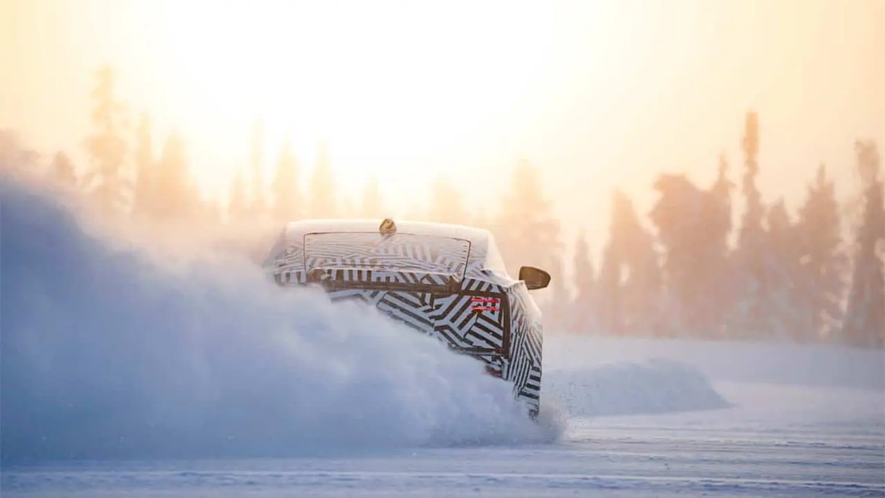 Espectacular foto del nuevo Jaguar GT (el&eacute;ctrico) sobre la nieve
