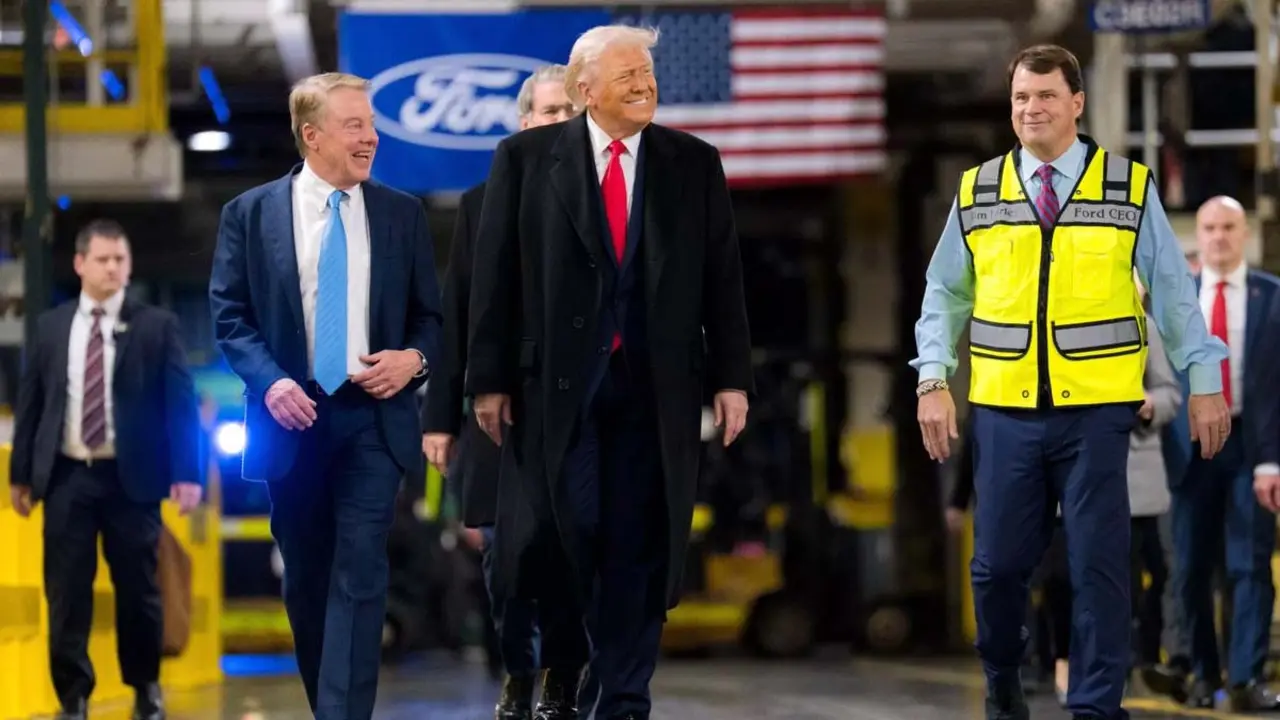 Donald Trump visita junto a Jim Farley, la f&aacute;brica de Ford