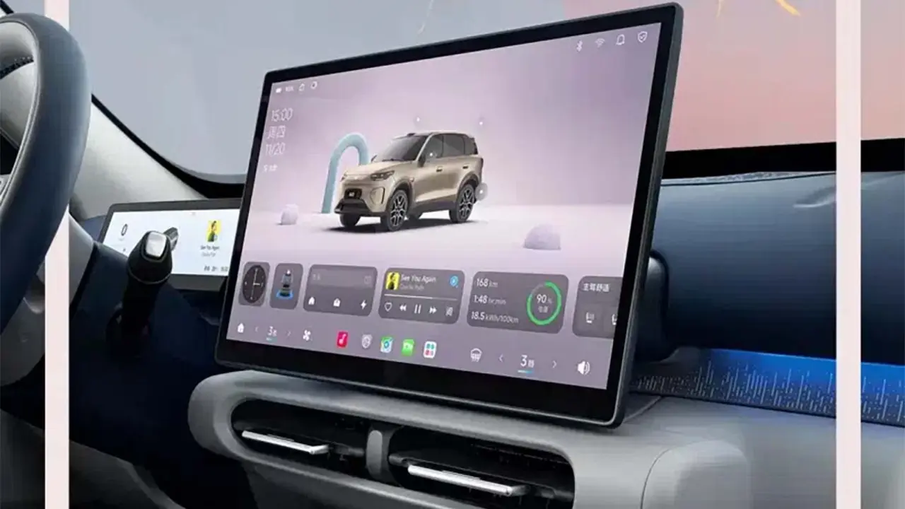 Vista del interior del coche el&eacute;ctrico Leapmotor B03X, mostrando la pantalla de control y dise&ntilde;o moderno.