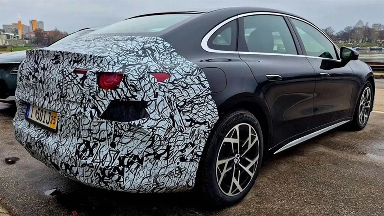 Detalle del prototipo del nuevo Mercedes Clase C 100% el&eacute;ctrico en fase de pruebas.