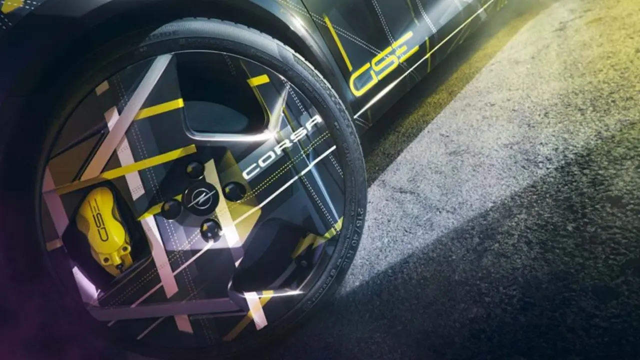 Imagen de un Opel Corsa con dise&ntilde;o deportivo y detalles en amarillo y negro, destacando su estilo audaz y moderno.