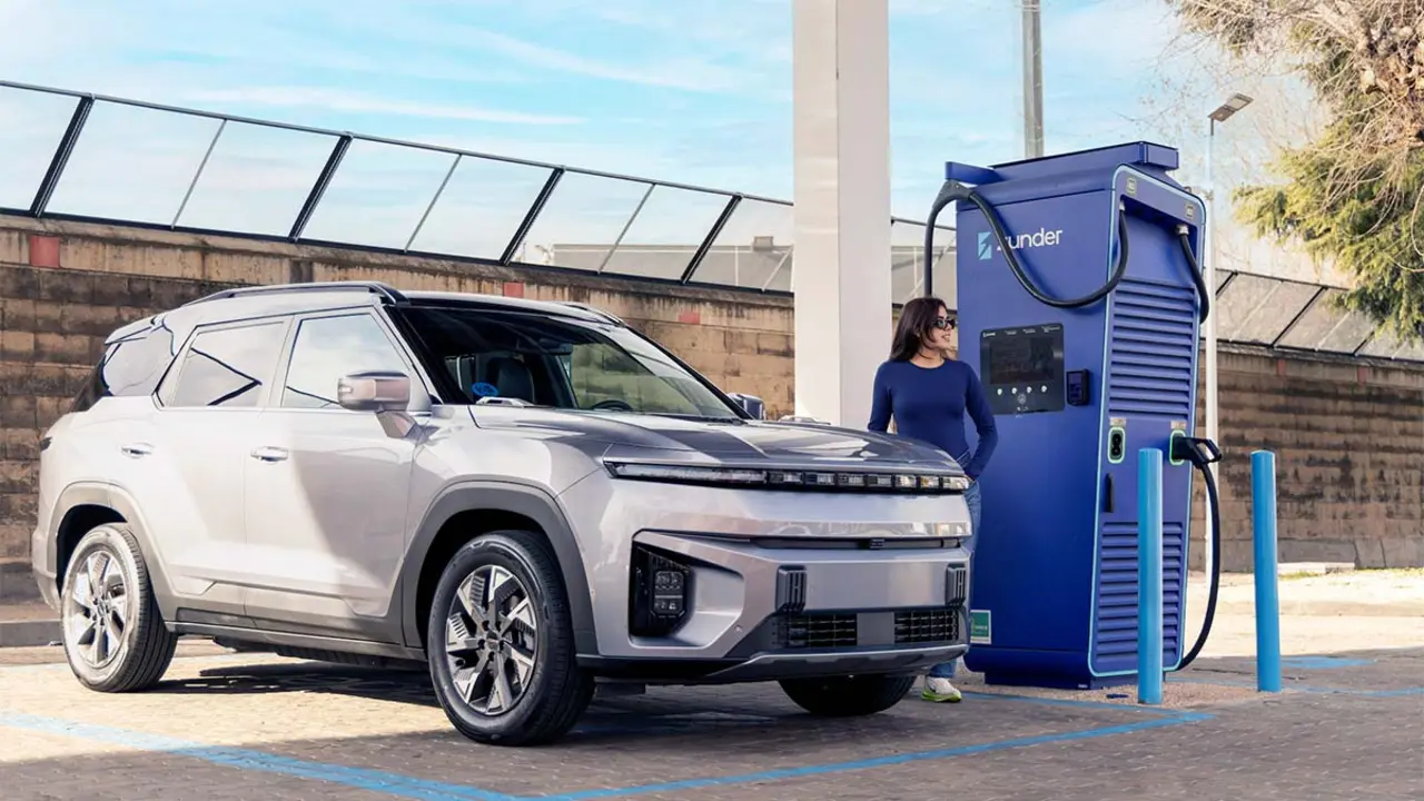 Estaci&oacute;n de carga Zunder para veh&iacute;culos el&eacute;ctricos, facilitando la carga r&aacute;pida y sencilla.