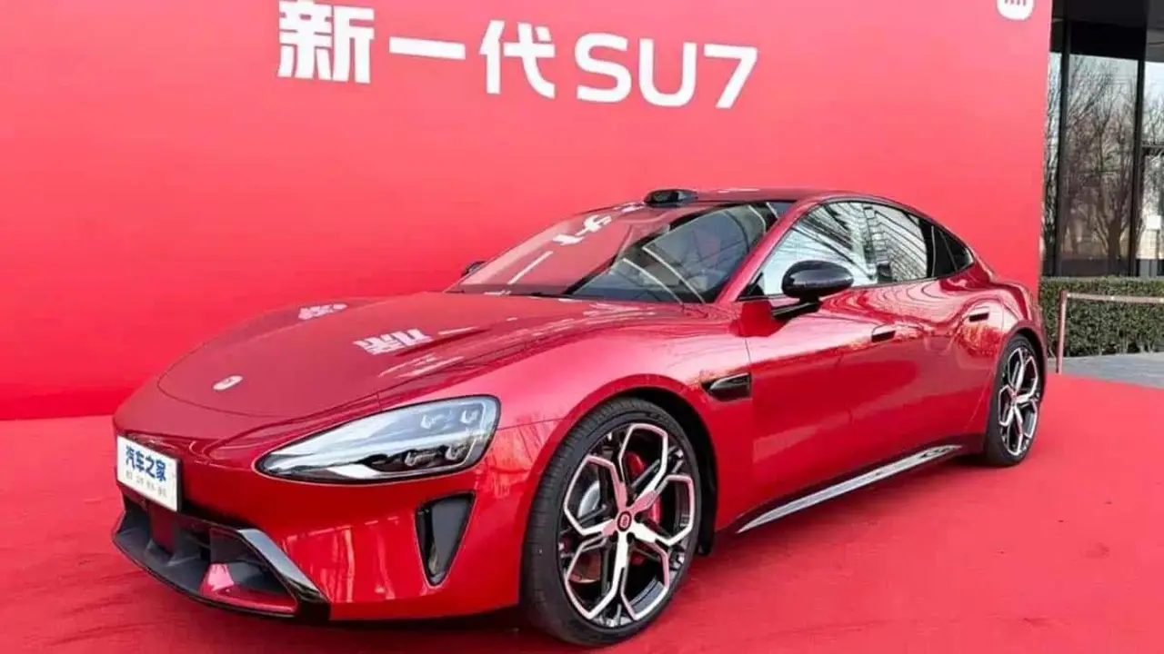 Presentaci&oacute;n del Xiaomi SU7, coche el&eacute;ctrico con gran autonom&iacute;a y carga r&aacute;pida en un evento.