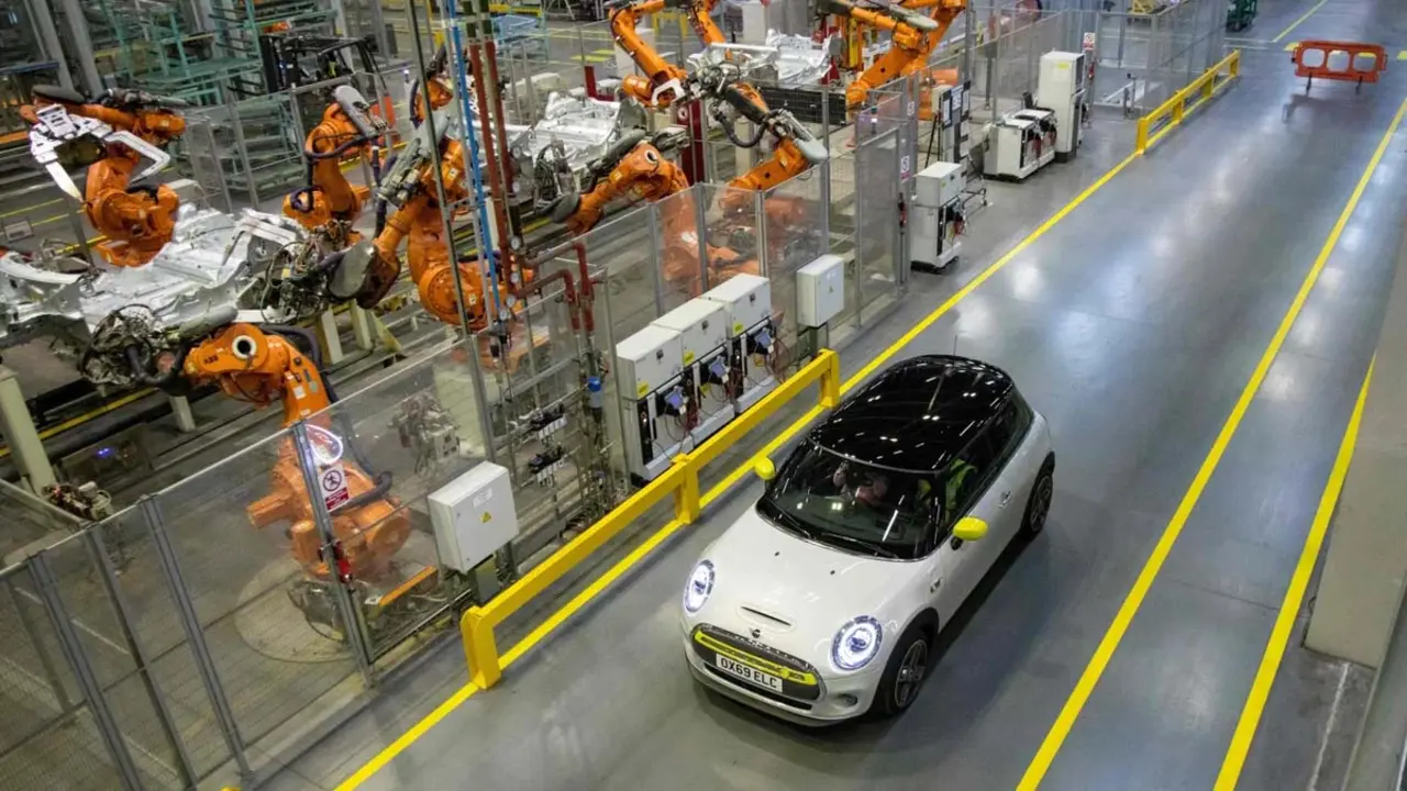 Imagen de un coche el&eacute;ctrico en una l&iacute;nea de producci&oacute;n automatizada en una f&aacute;brica de veh&iacute;culos el&eacute;ctricos.
