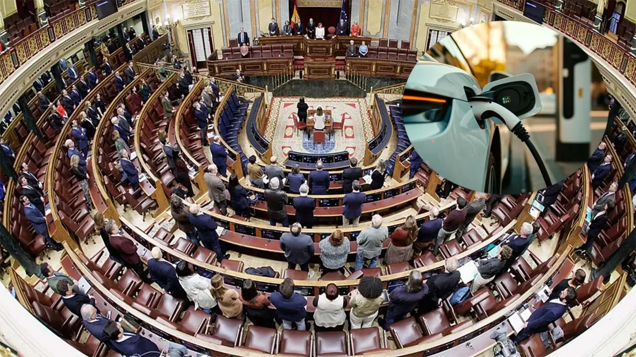 Leyendo en el Parlamento sobre beneficios del coche el&eacute;ctrico y la movilidad sostenible.