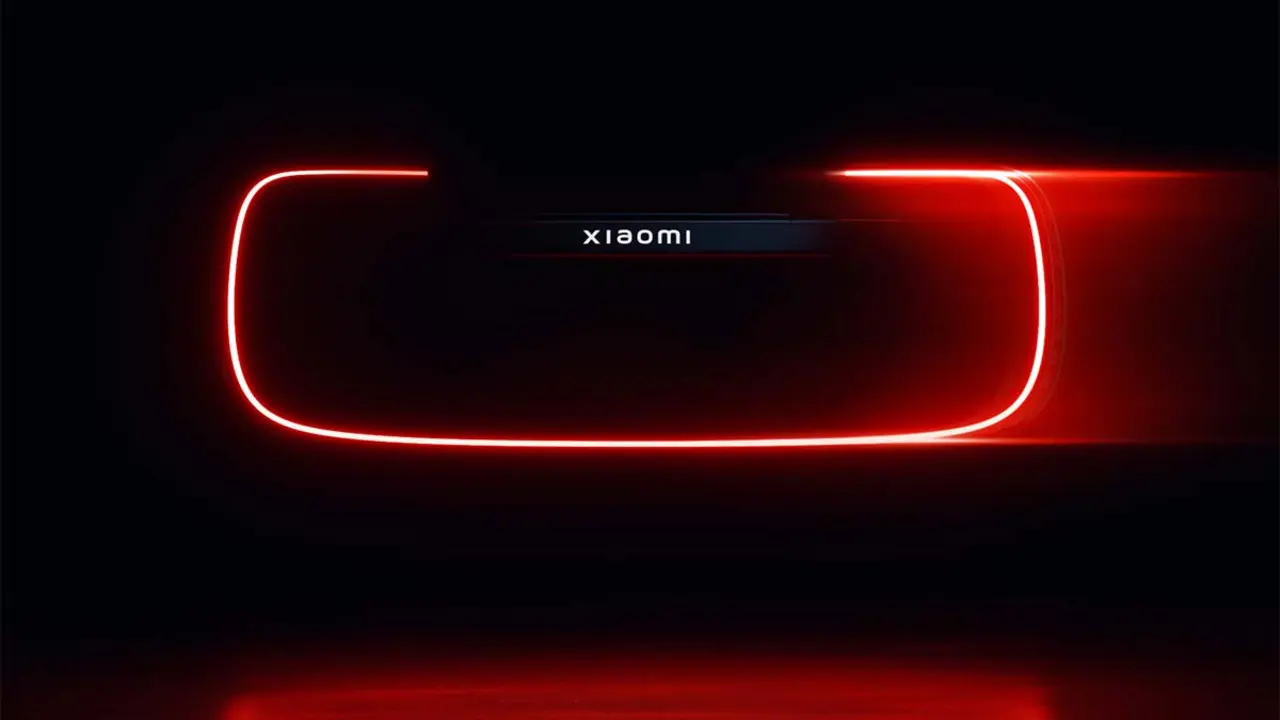 Imagen de la luz trasera de un coche el&eacute;ctrico con iluminaci&oacute;n LED roja, destacando la tecnolog&iacute;a moderna y ecol&oacute;gica.