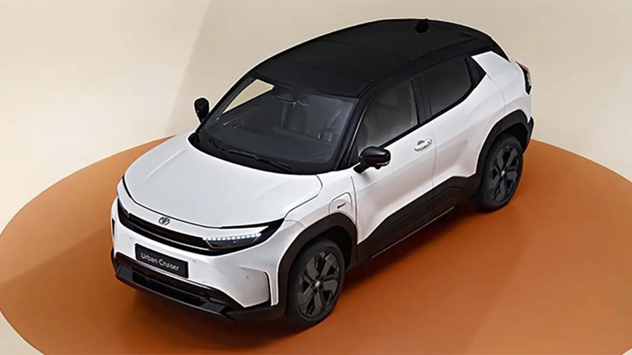 Modelo el&eacute;ctrico Toyota Urban Cruiser en color blanco y negro, presentado en un entorno neutro.