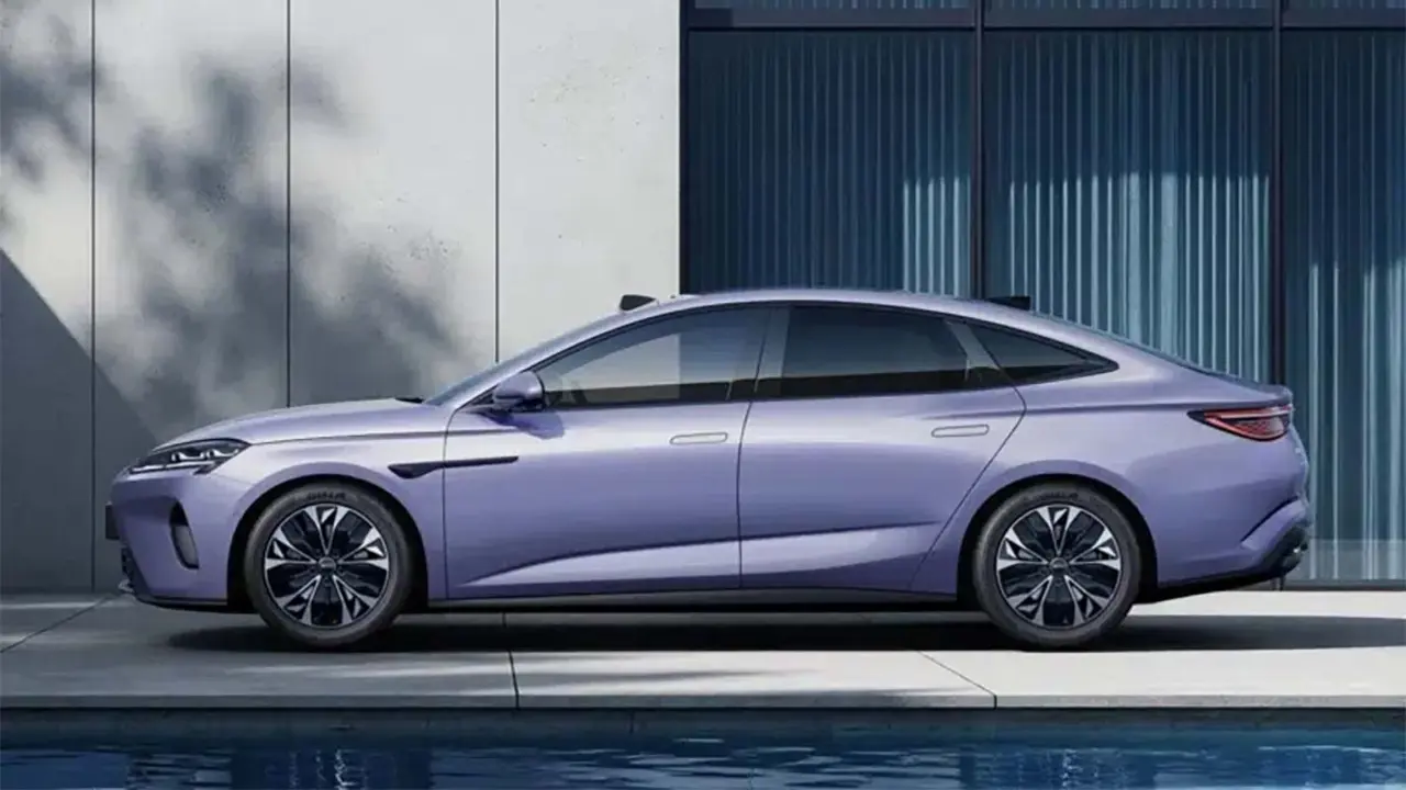 Coche el&eacute;ctrico BYD Seal 07 EV en color lila, con dise&ntilde;o moderno y elegante, destacando su autonom&iacute;a de hasta 705 km, ideal para movilidad sostenible.