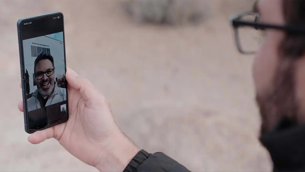 Usuario disfrutando de conectividad 5G en su m&oacute;vil gracias a Starlink Mobile en un entorno exterior.