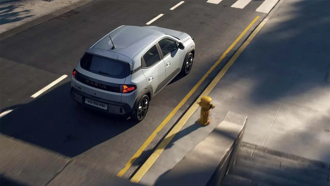 El nuevo Dacia Spring llega a Espa&ntilde;a con una oferta dif&iacute;cil de rechazar, destacando por su eficiencia y bajo coste.