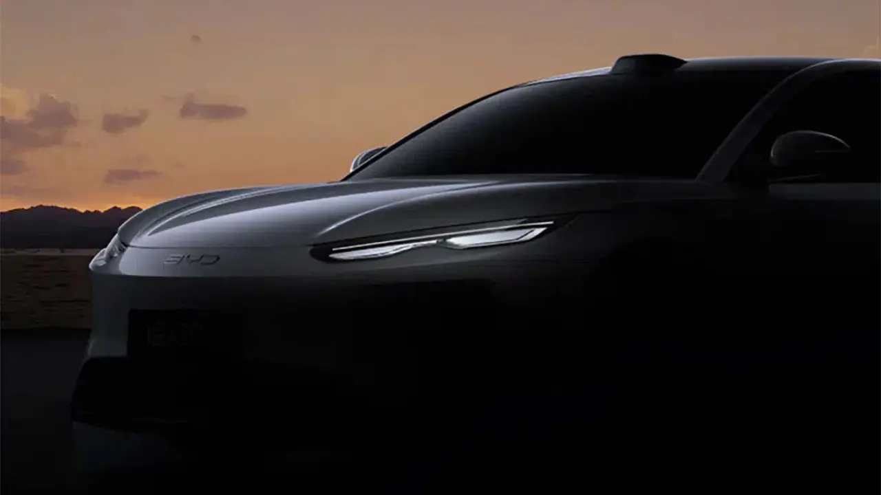 El BYD Seal, el esperado coche el&eacute;ctrico, se muestra en una imagen oscura con un fondo de atardecer, resaltando su dise&ntilde;o innovador.
