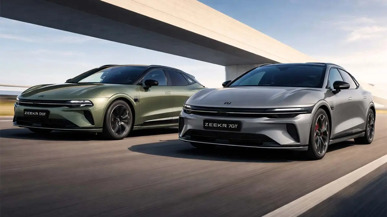 Los modelos Zeekr 7GT y 001 muestran su dise&ntilde;o aerodin&aacute;mico y tecnolog&iacute;a avanzada en una carretera urbana.