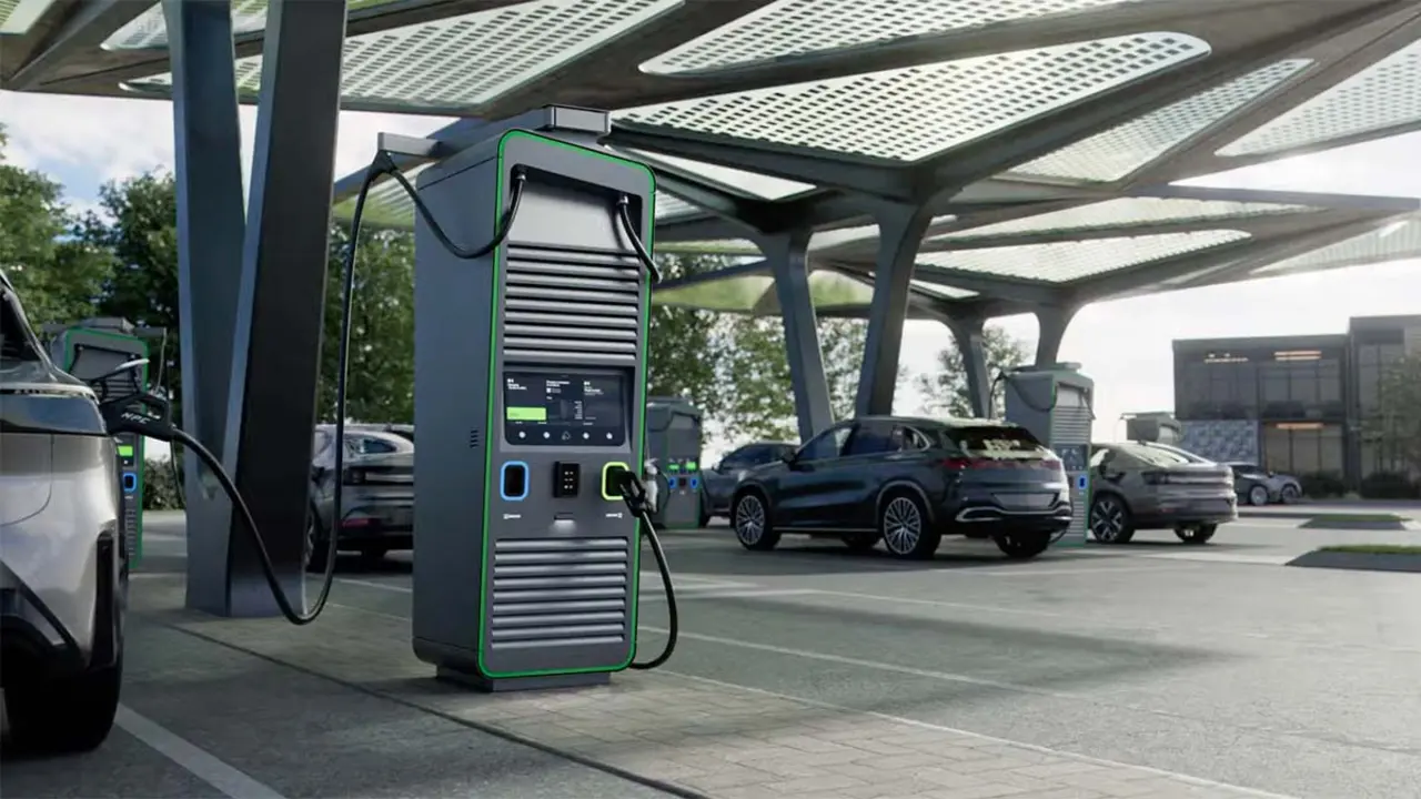 Cargador el&eacute;ctrico de alta potencia para carga r&aacute;pida en estaciones p&uacute;blicas.