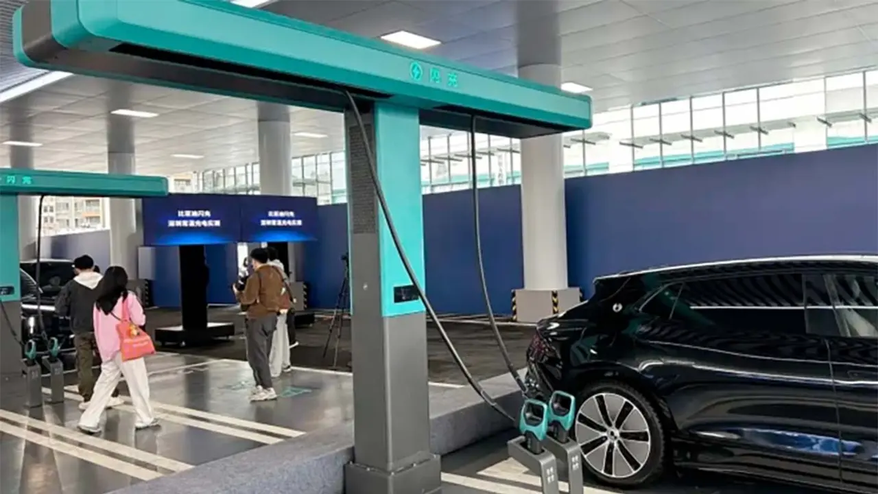 Nuevos cargadores BYD Flash-Charging superan a los Superchargers de Tesla en velocidad y eficiencia.