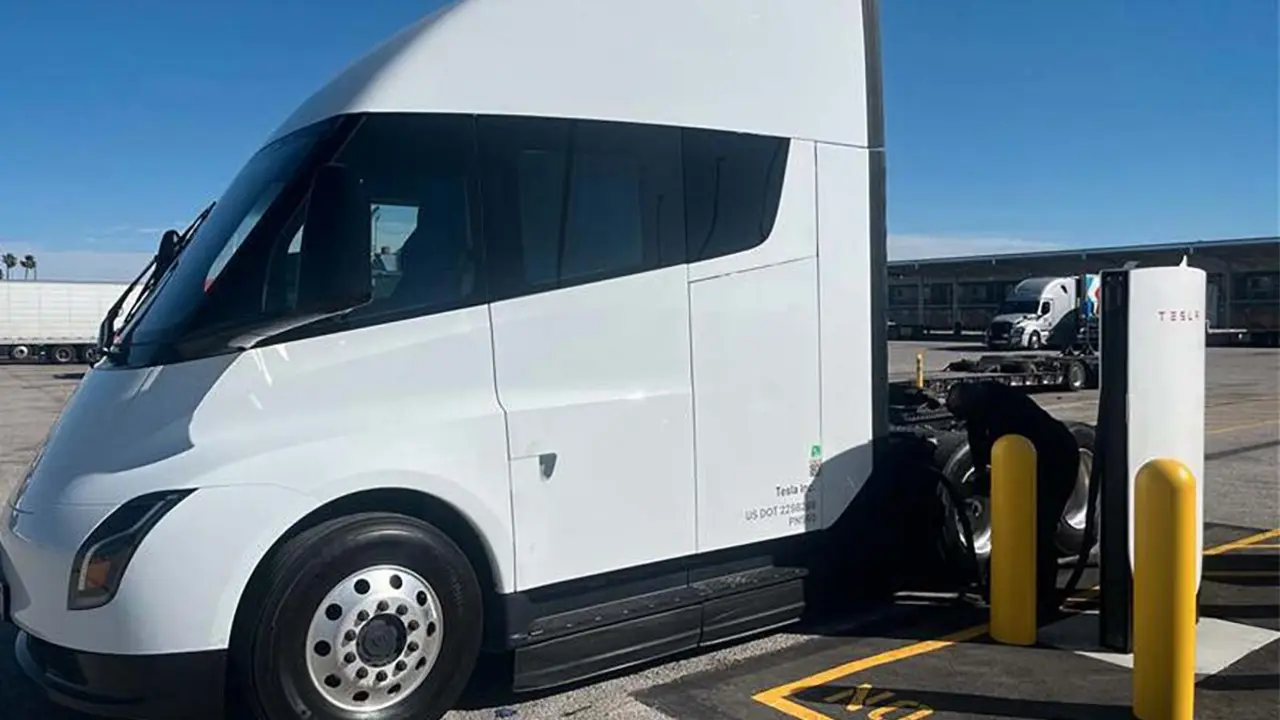 Infraestructura de carga r&aacute;pida para camiones el&eacute;ctricos Tesla Semi en un puerto.