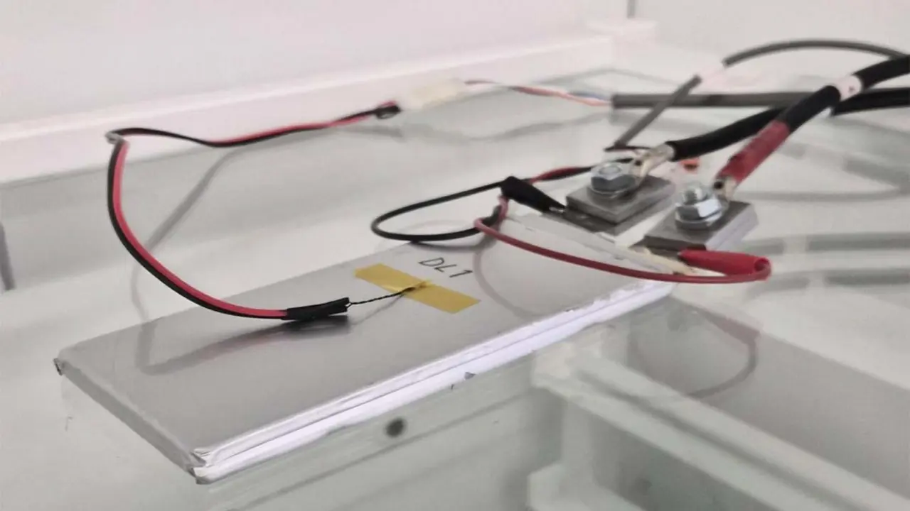 Prototipo de bater&iacute;a de estado s&oacute;lido de Donut Lab que mantiene solo un 2,3 % de energ&iacute;a tras 10 d&iacute;as sin uso.