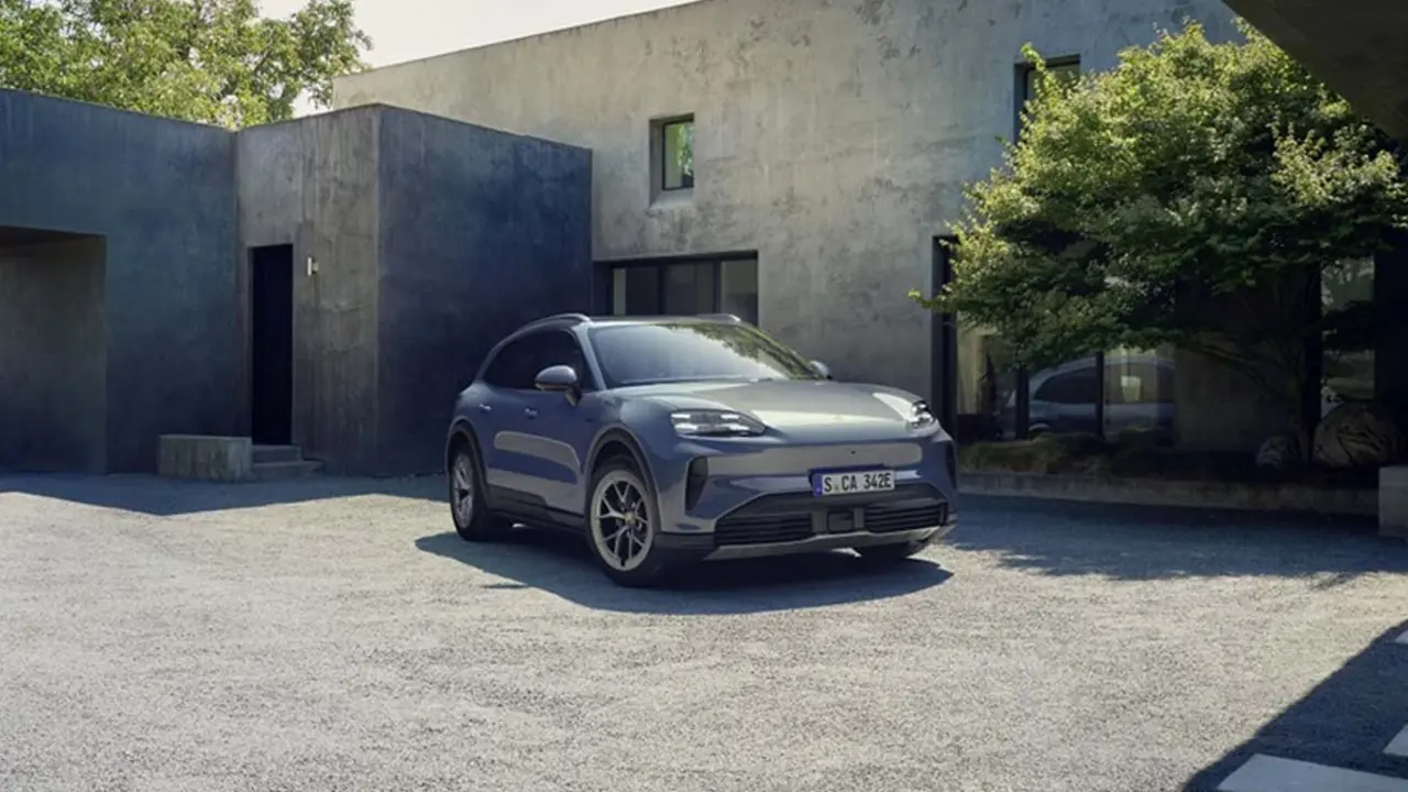 Imagen del Porsche Cayenne S Electric en un entorno urbano moderno, destacando su dise&ntilde;o y tecnolog&iacute;a el&eacute;ctrica avanzada.