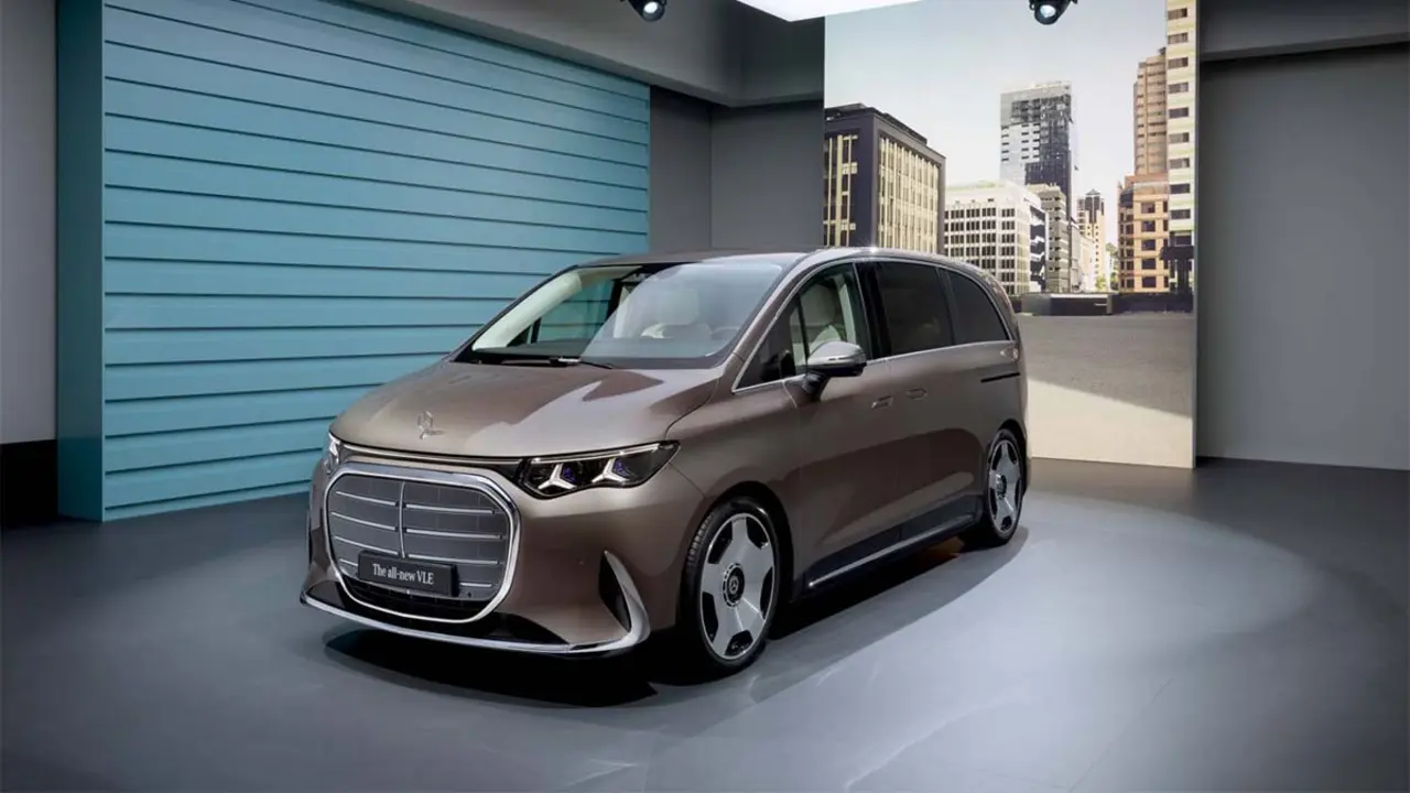 Furgoneta premium el&eacute;ctrica con 700 km de autonom&iacute;a presentada en un evento.