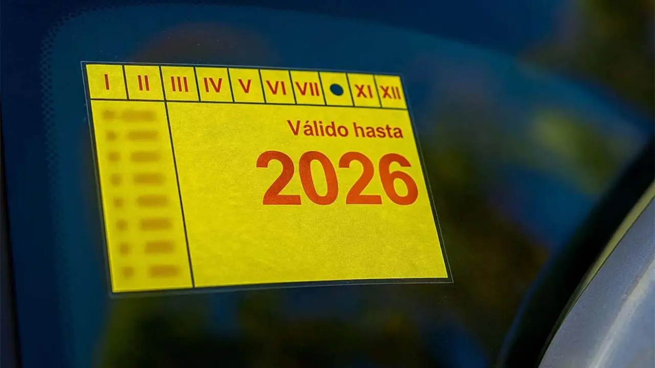 Imagen de una etiqueta de ITV en un coche el&eacute;ctrico, indicando la validez hasta 2026.