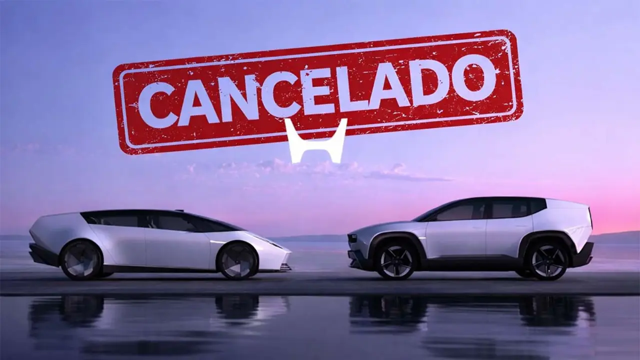 La imagen muestra dos coches el&eacute;ctricos en una carretera, con un cartel gigante que dice "Cancelado", simbolizando problemas en el sector.