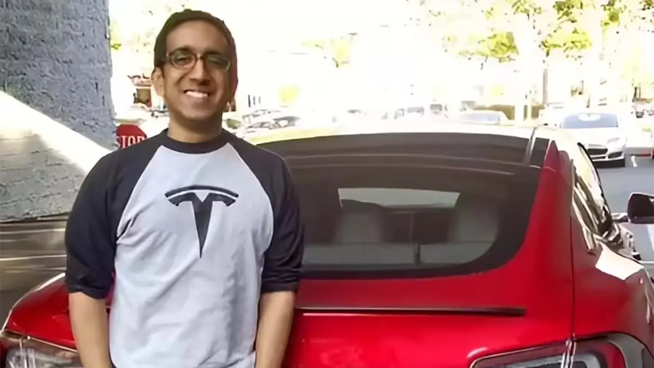 Imagen de Sendil Palani, vicepresidente de Finanzas de Tesla, en un acto p&uacute;blico, reflejando cambios en la compa&ntilde;&iacute;a.