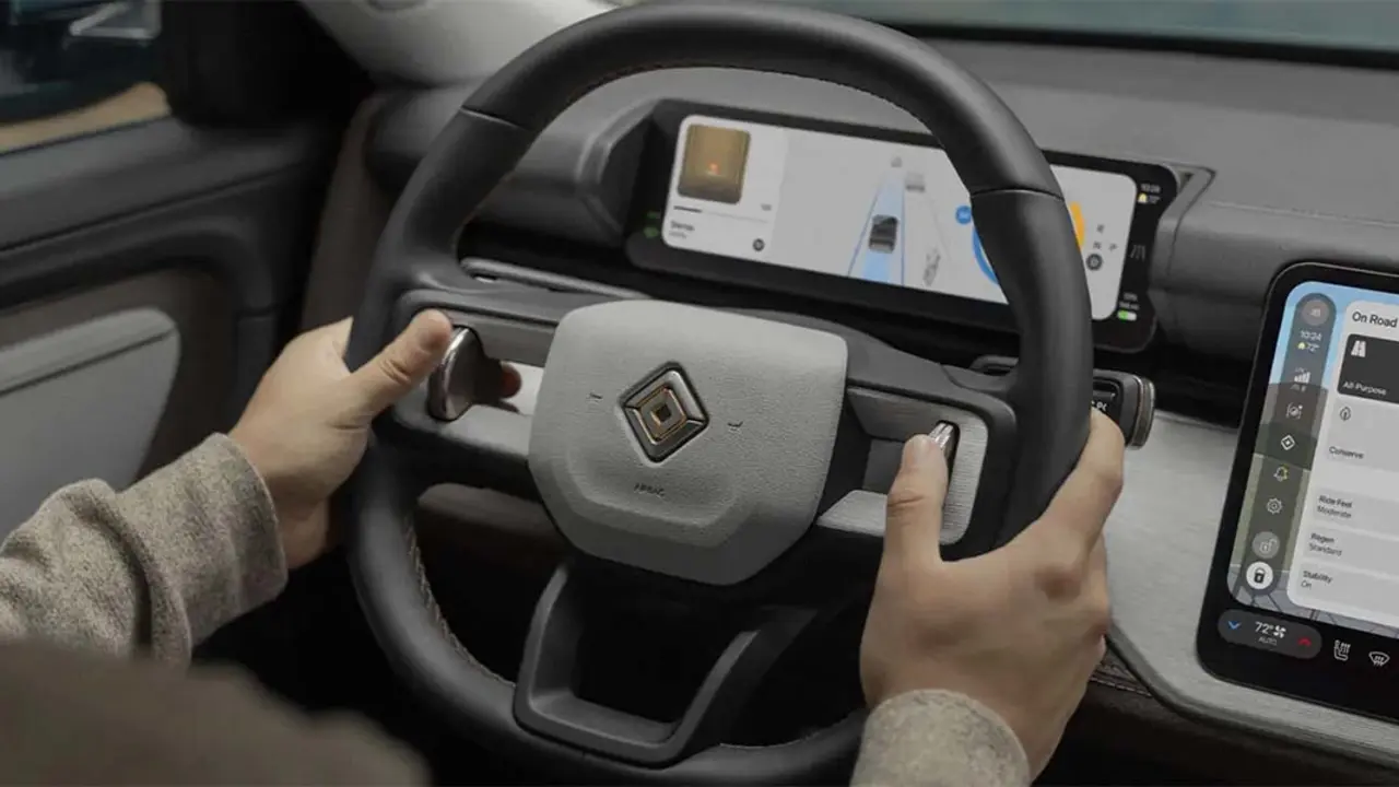 El nuevo Rivian R2, SUV el&eacute;ctrico, muestra su interior con pantallas digitales y tecnolog&iacute;a moderna.
