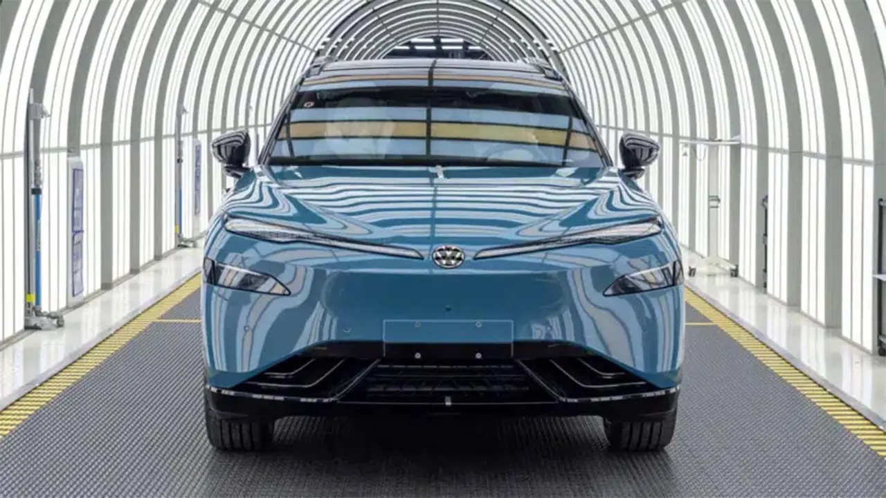 Volkswagen ID. UNYX, SUV el&eacute;ctrico con tecnolog&iacute;a Xpeng y hasta 730 km de autonom&iacute;a, en un entorno de carga futurista.