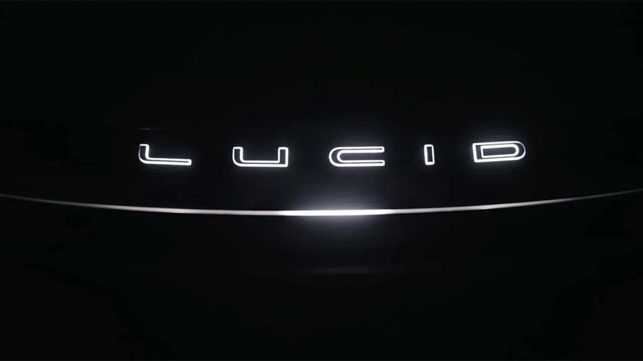 Descripci&oacute;n de la imagen: Logotipo iluminado de los nuevos SUV el&eacute;ctricos Lucid Cosmos y Earth, modelos asequibles por menos de 46.000 euros, ideales para movilidad sostenible.