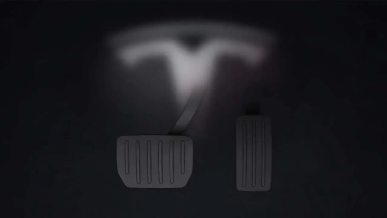 Imagen de los pedales en un veh&iacute;culo el&eacute;ctrico Tesla, destacando el dise&ntilde;o y funcionalidad de los controles.