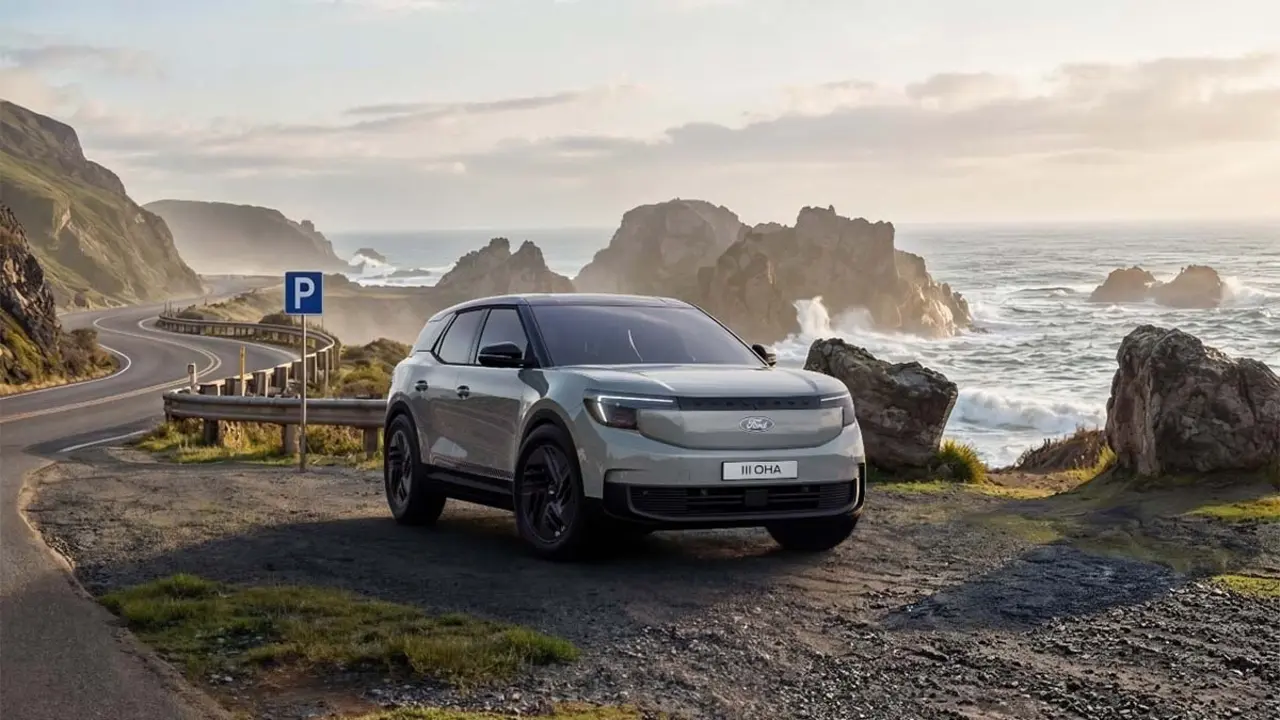 El Ford Explorer el&eacute;ctrico, un SUV con esp&iacute;ritu aventurero, se muestra en un entorno costero, destacando su dise&ntilde;o y capacidad para explorar lugares n.