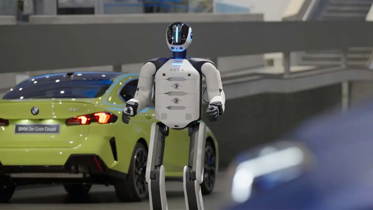 Robot humanoide en una planta de producci&oacute;n de BMW en Leipzig, participando en la fabricaci&oacute;n de veh&iacute;culos el&eacute;ctricos y bater&iacute;as.