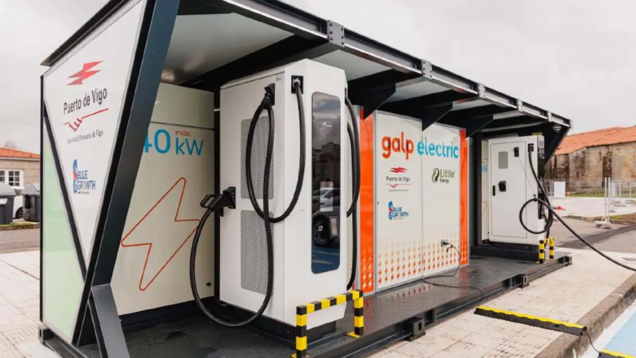 Estaci&oacute;n de carga ultrarr&aacute;pida en Vigo que aprovecha bater&iacute;as recicladas del Nissan LEAF para potenciar la movilidad el&eacute;ctrica.