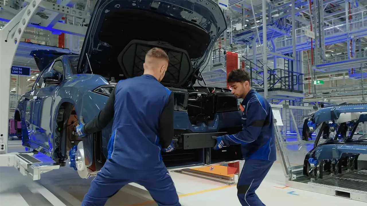 El BMW iX3 en producci&oacute;n en una planta moderna, reflejando la creciente demanda de coches el&eacute;ctricos y la expansi&oacute;n de la movilidad sostenible.