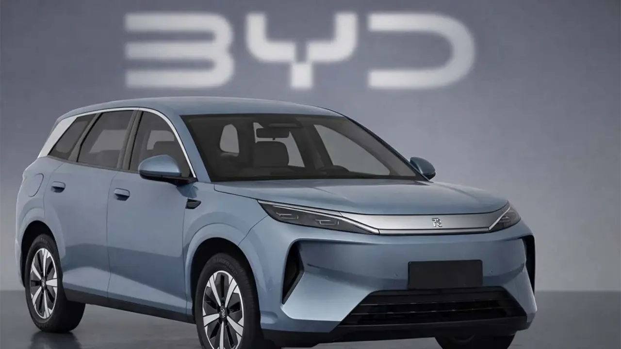 Imagen del nuevo BYD ATTO 3, SUV el&eacute;ctrico en color azul, preparado para su llegada al mercado.