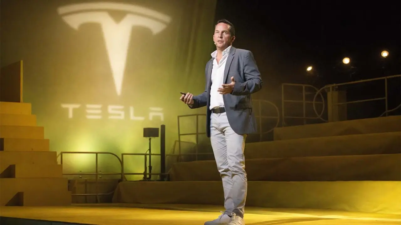 Javier Verdura comparte su experiencia trabajando con Elon Musk en Tesla, destacando la importancia de asumir riesgos en el sector.
