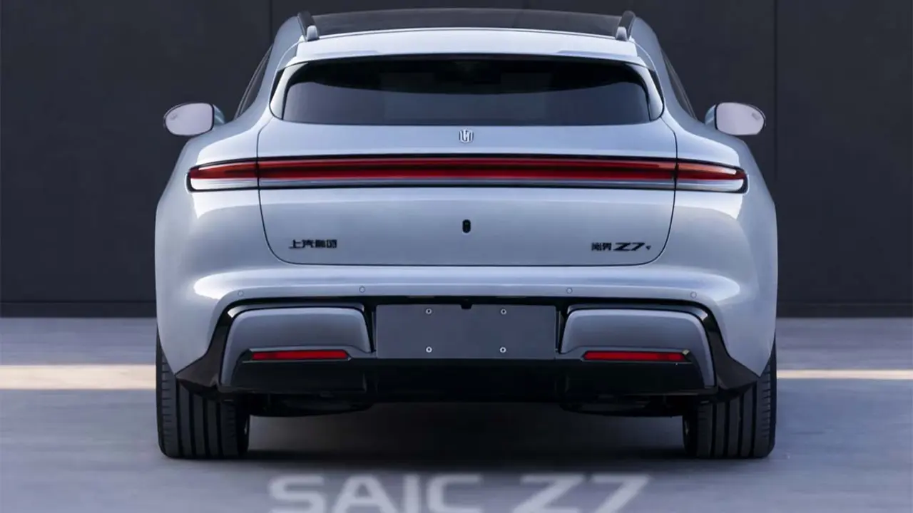 El SAIC Z7, la berlina el&eacute;ctrica con tecnolog&iacute;a Huawei, busca competir con el Xiaomi SU7 en innovaci&oacute;n y rendimiento.