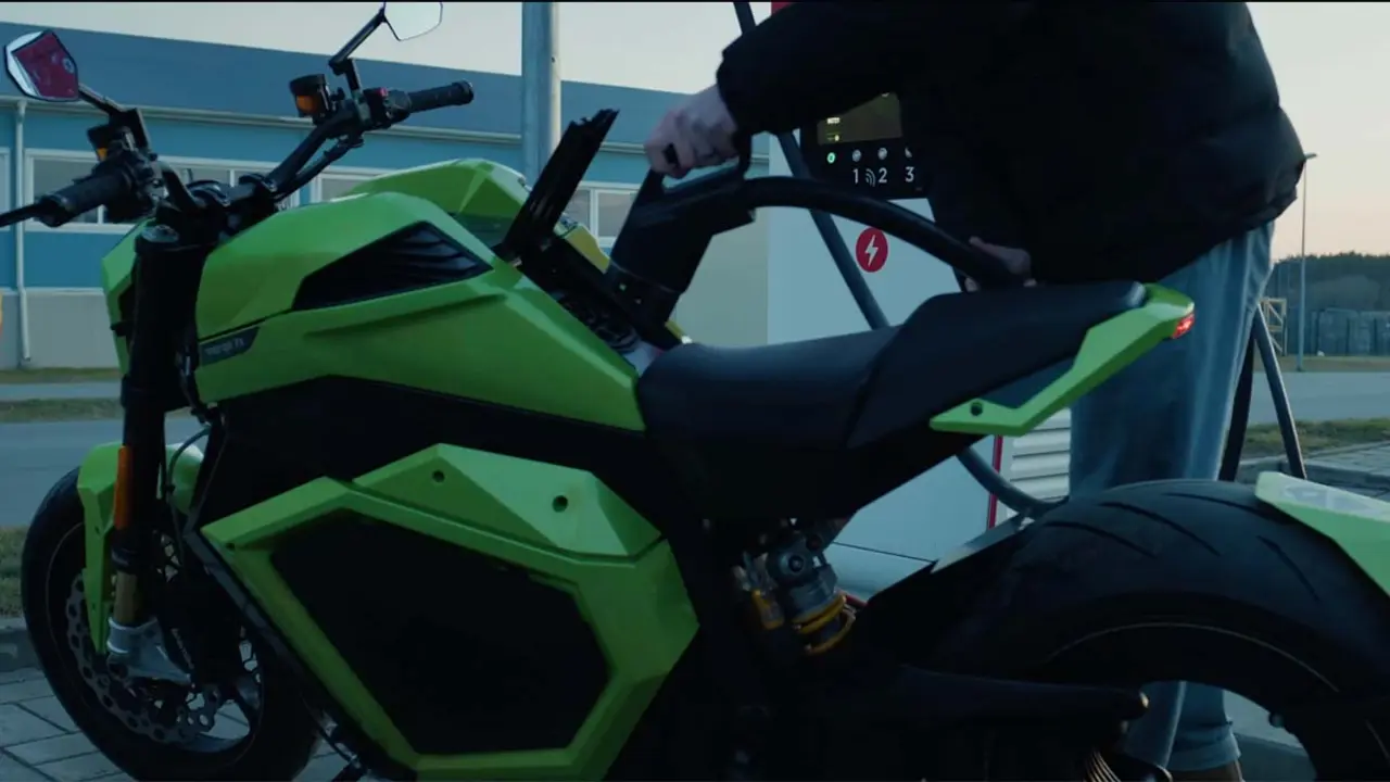 La moto el&eacute;ctrica Verge revoluciona la movilidad con carga r&aacute;pida y bater&iacute;a avanzada.