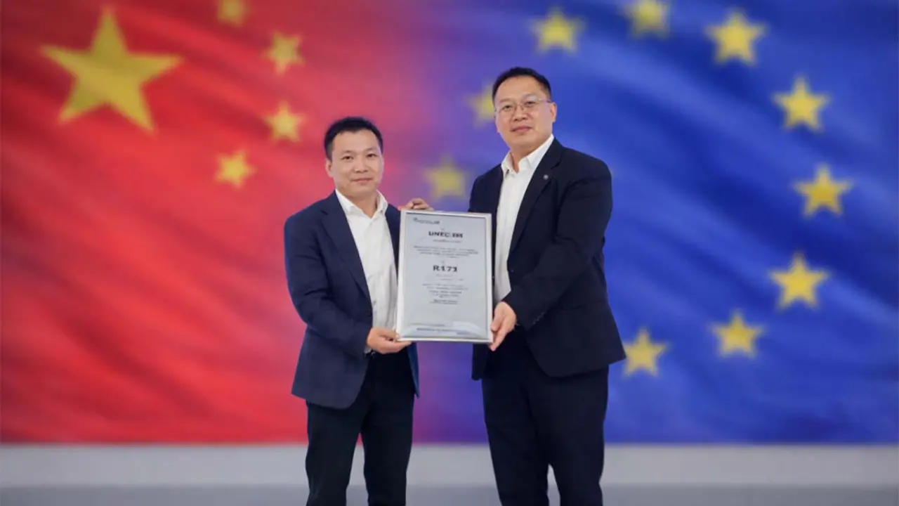 Representantes de Geely mostrando el certificado de homologaci&oacute;n para sistemas de conducci&oacute;n aut&oacute;noma en Europa.