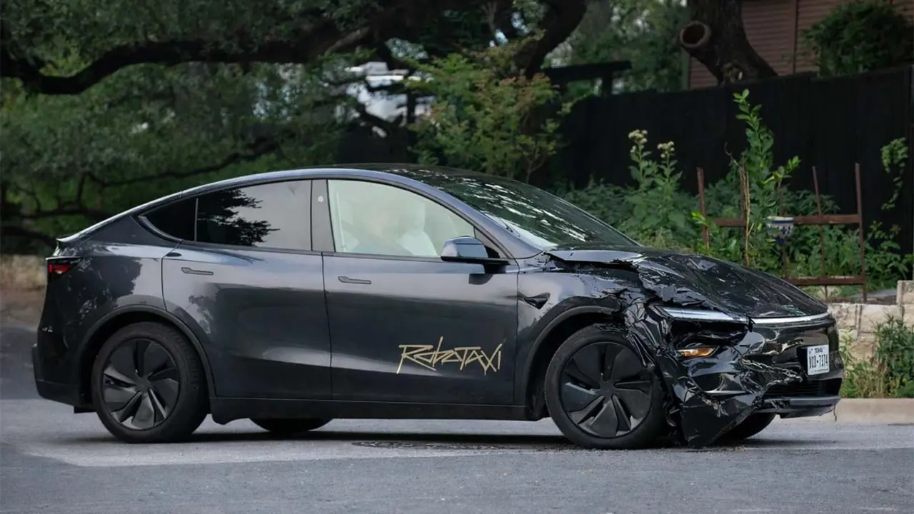 Tesla Robotaxi involucrado en un accidente con da&ntilde;os visibles en la parte delantera.