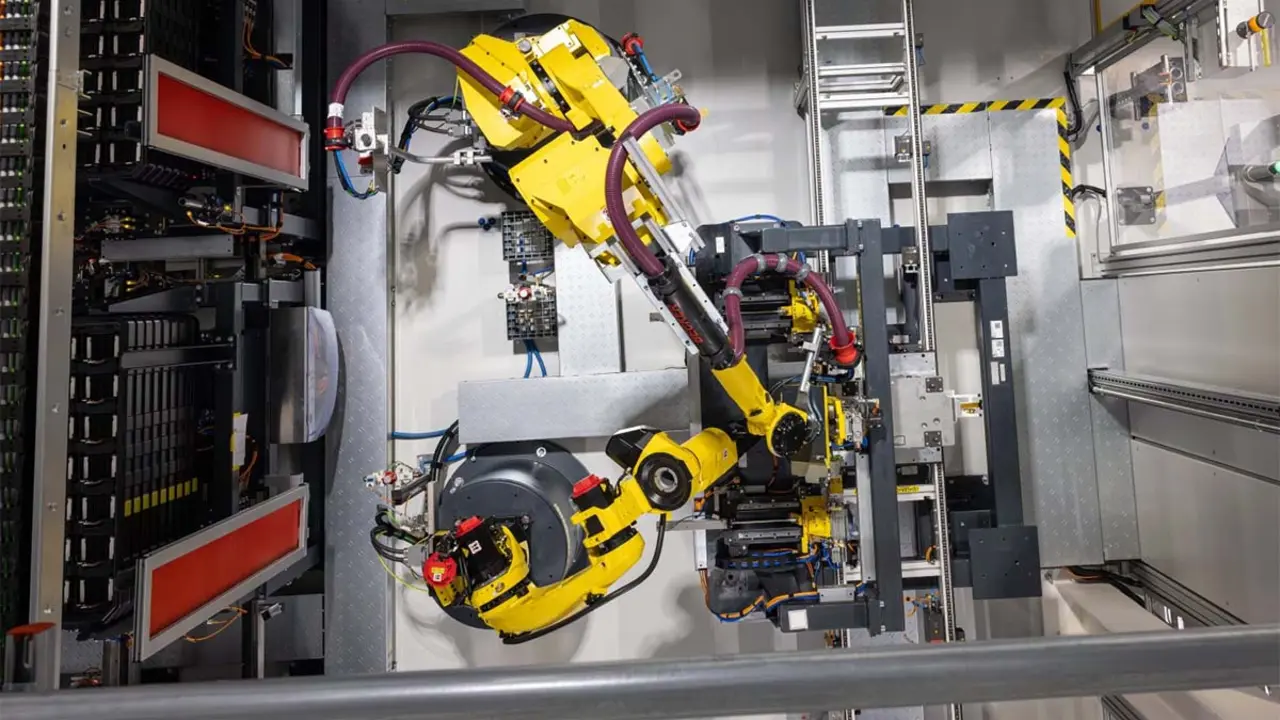 Proceso automatizado en Porsche para la producci&oacute;n de bater&iacute;as de alta tecnolog&iacute;a.