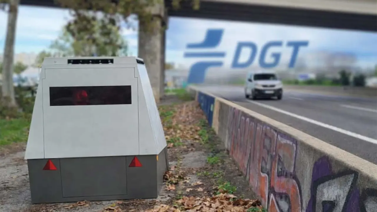 Dispositivo de radar remolque instalado en la carretera para vigilancia y control del tr&aacute;fico.