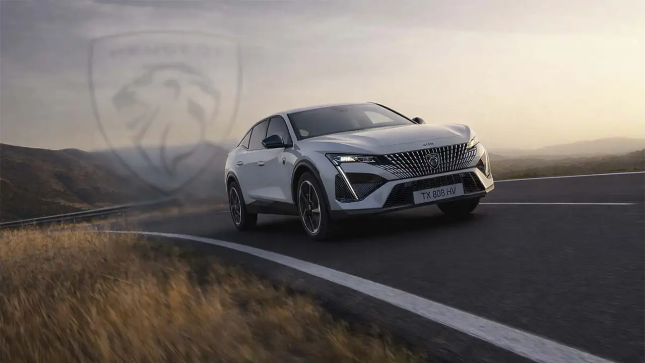 El nuevo Peugeot e-408 2026 en carretera, con dise&ntilde;o innovador y tecnolog&iacute;a el&eacute;ctrica avanzada.
